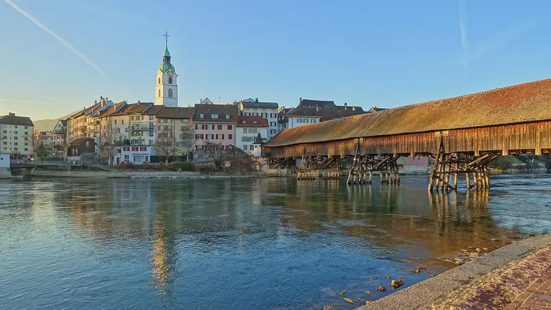 Holzbrücke über die Aare und Altstadt von Olten